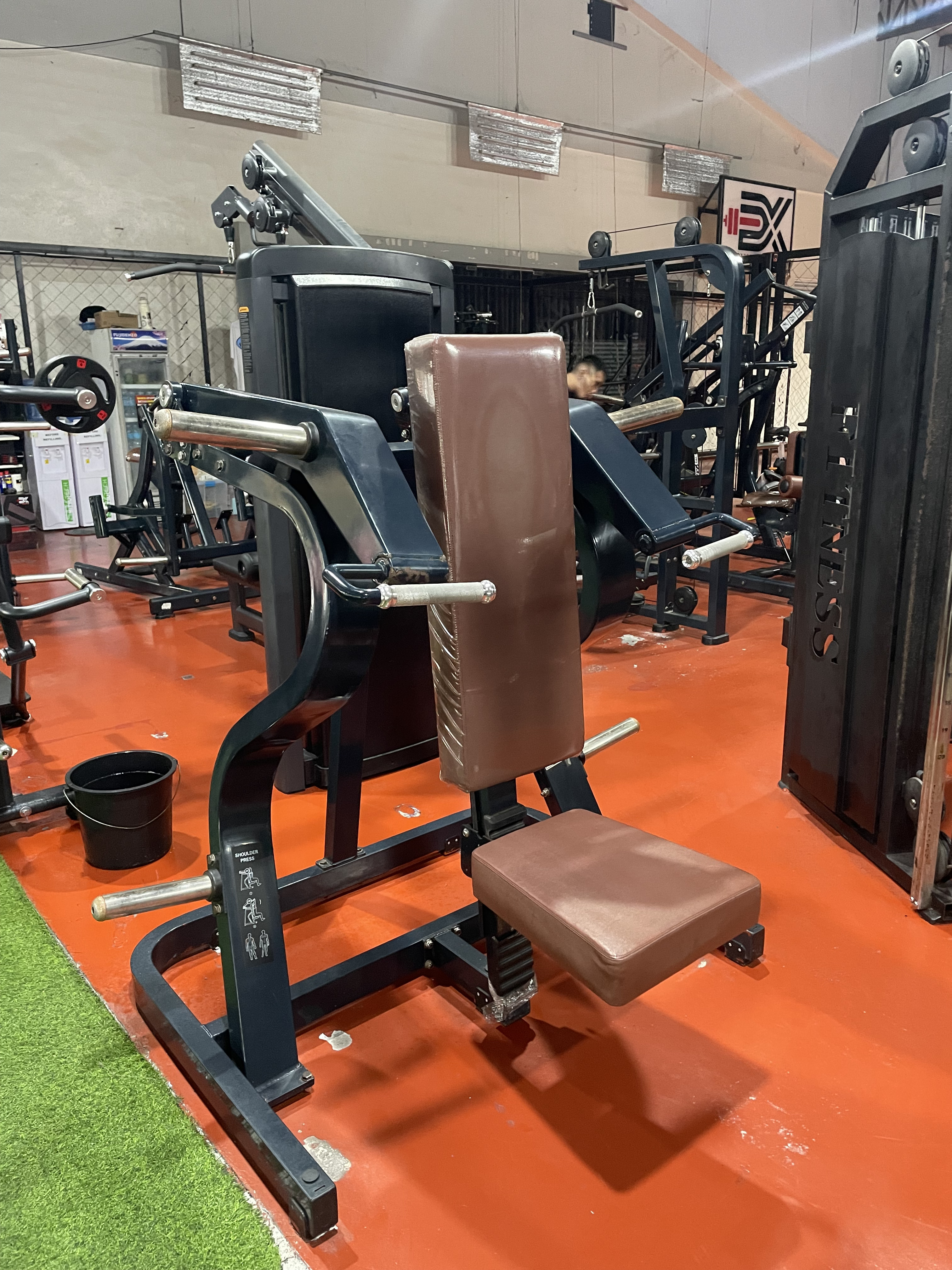 shoulder-press-machine